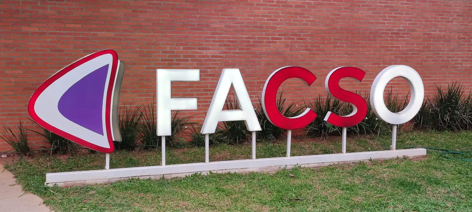Faculty of Social Sciences of the Universidad Nacional de Asunción, where enrolment and fee records help students build their proof of income for residency
