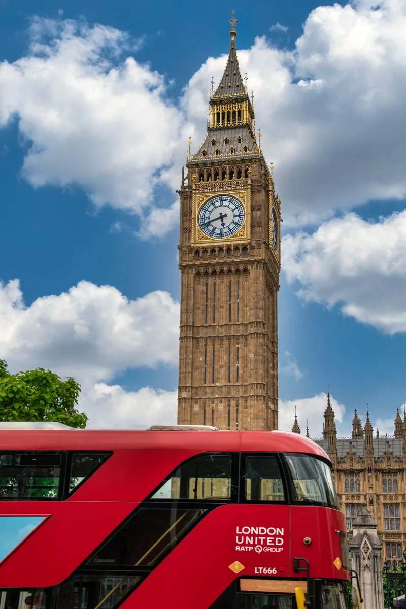 Big Ben and a London bus, illustrating the UK that British expats leave for Paraguay