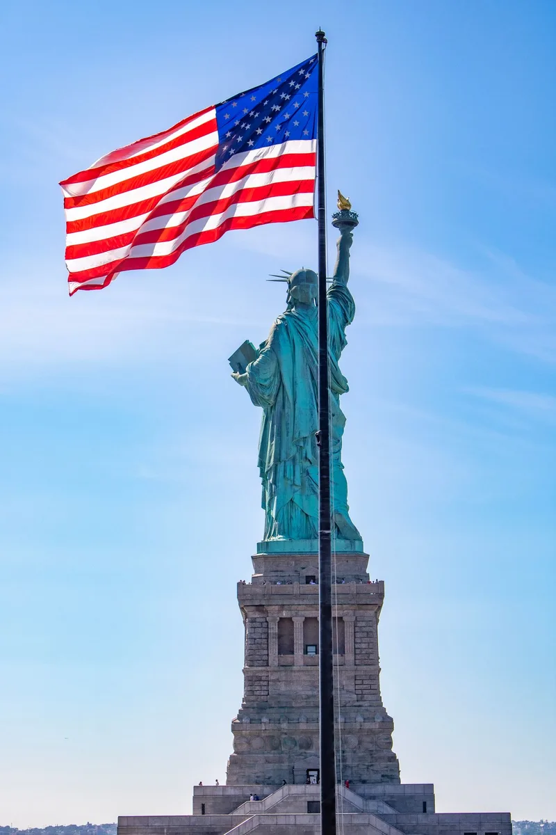 The Statue of Liberty and US flag, for Americans moving from the US to Paraguay