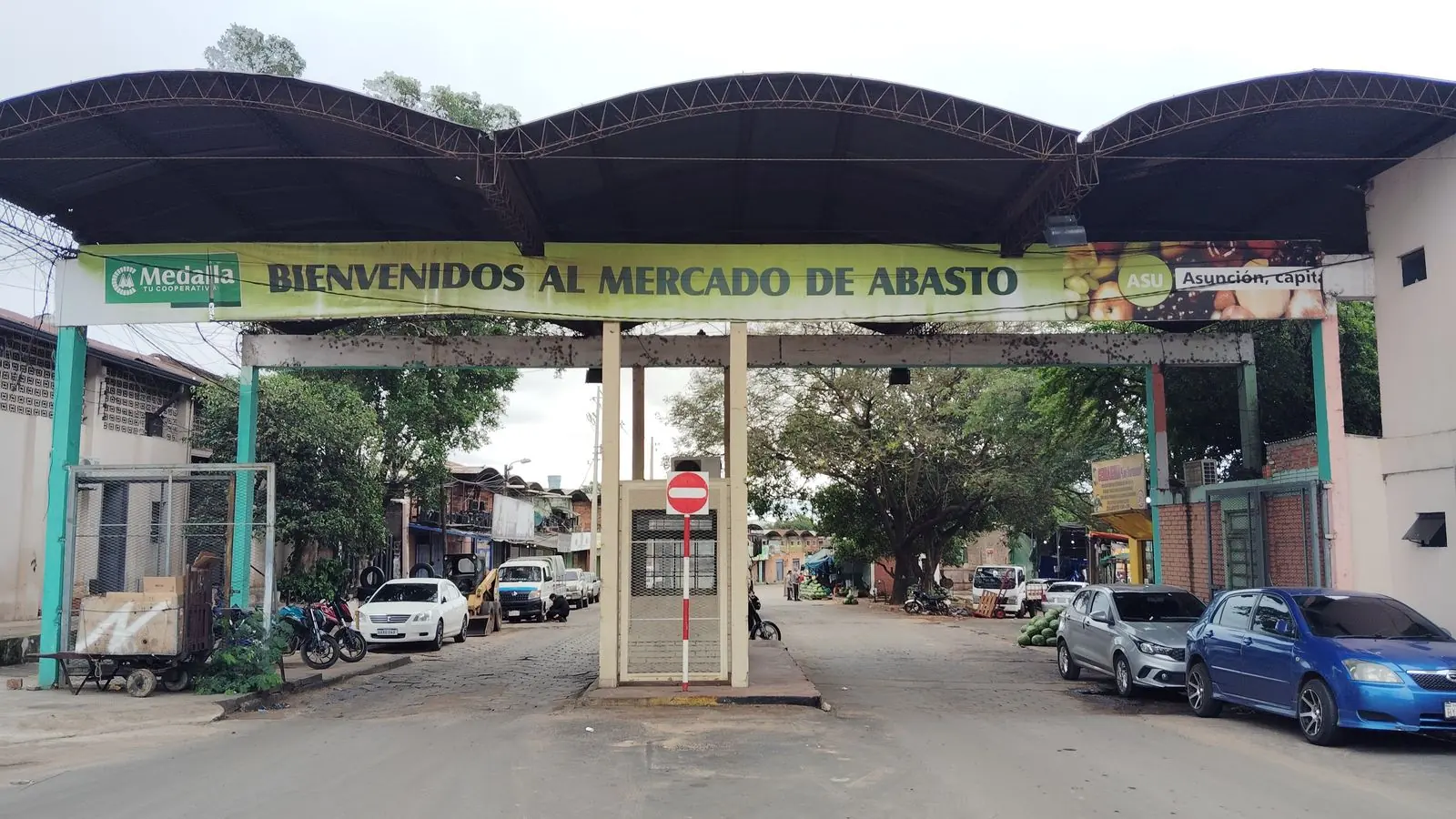 Entrance of the Mercado de Abasto wholesale market in Asunción, a hub of the commerce that lifted Paraguay's 2026 GDP forecast