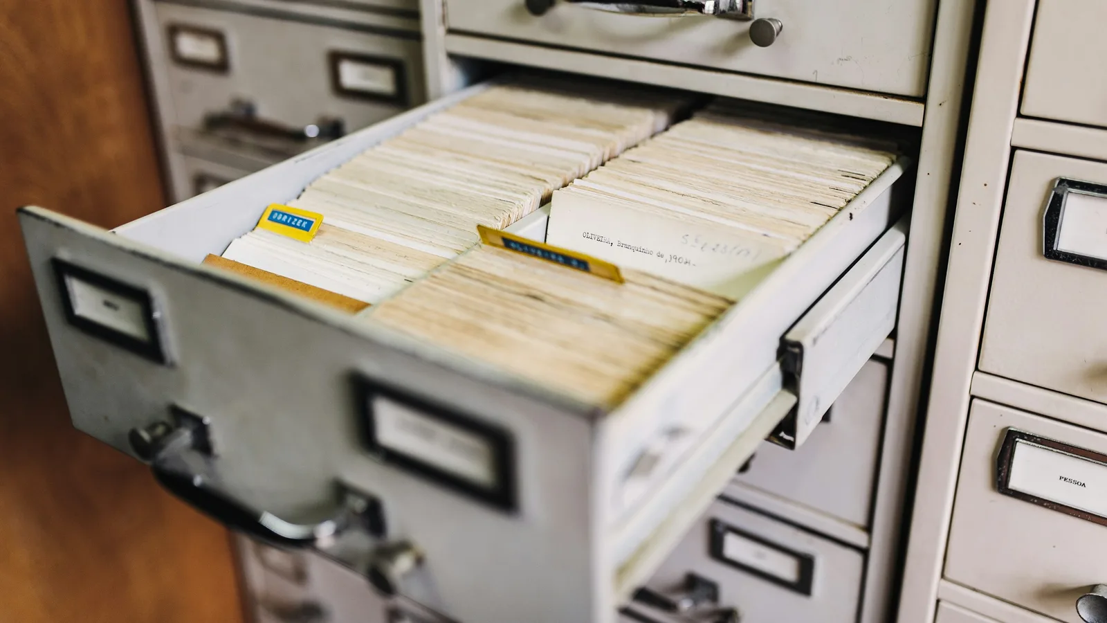 An open card-index drawer of registry records, the paper-era ancestor of Paraguay's digital beneficial-owner registry