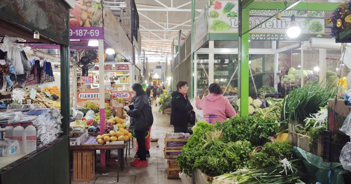 Interior of the Mercado de Abasto in Asunción with fruit and vegetable stalls, symbolising the minimum wage and cost of living in Paraguay