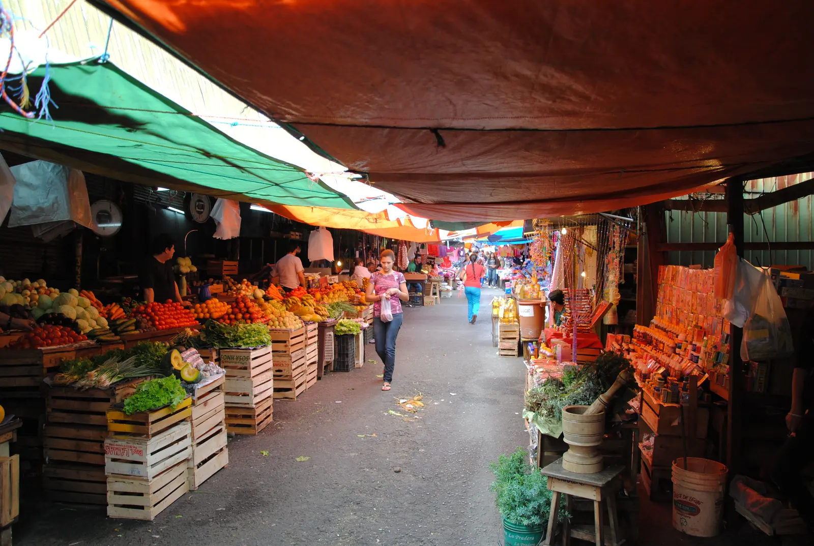 Traders at Mercado Cuatro in Asunción, the small-taxpayer base that files most of Paraguay's tax payment plans