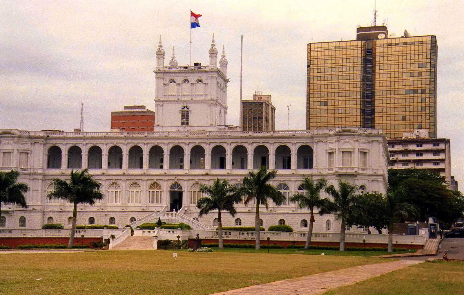 Paraguay After Three Years of Peña: Growth and Deficits