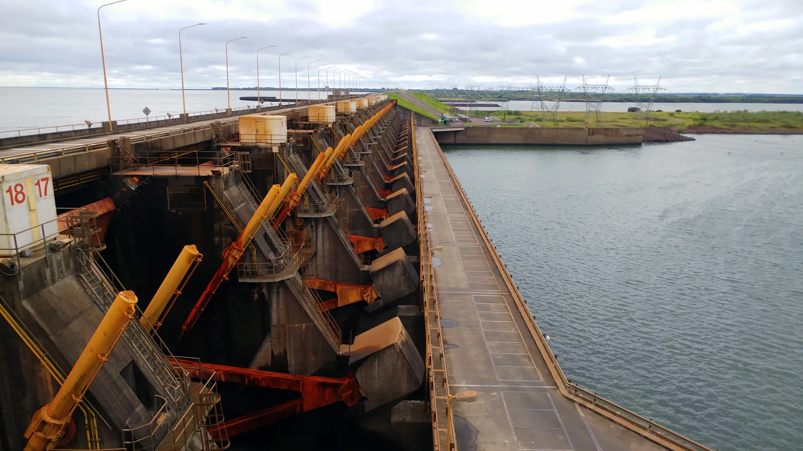 The Yacyretá hydroelectric dam on the Paraná river, the site of Paraguay's Aña Cuá expansion
